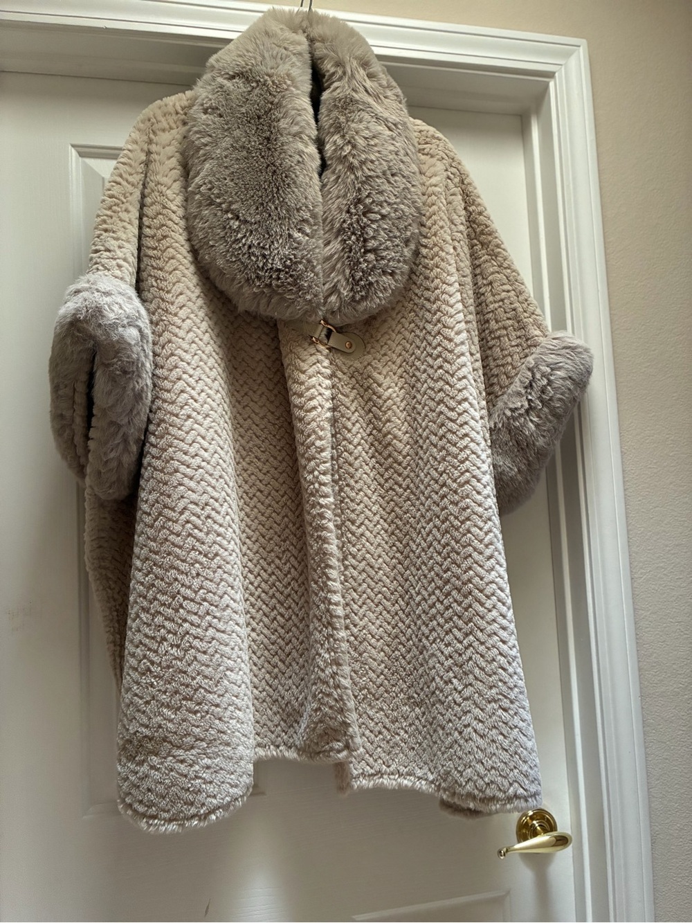 Cliche Plush Faux Fur Collar Cream Women's Coat